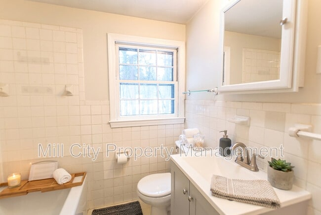 Building Photo - 64 South Rd