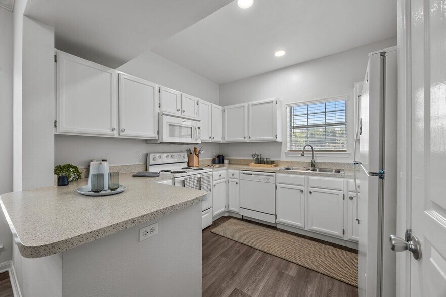 Building Photo - 12345 Lamplight Village Ave