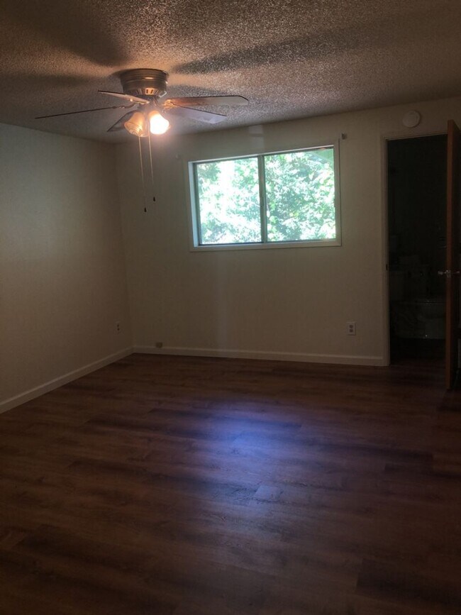 Building Photo - Spacious 3 Bedroom Home with Retro Charm!
