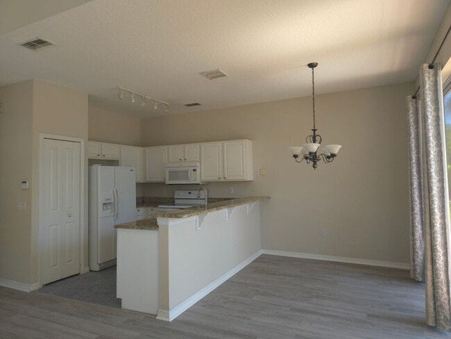 Building Photo - 102 Monroe Cir