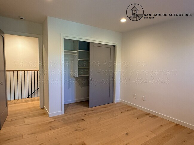 Building Photo - LESLA (I/O)