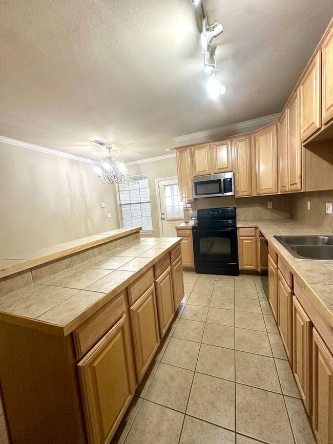 Building Photo - Summerwood Villas 3BR 2BA