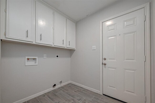 Building Photo - 318 Pine Manor Dr