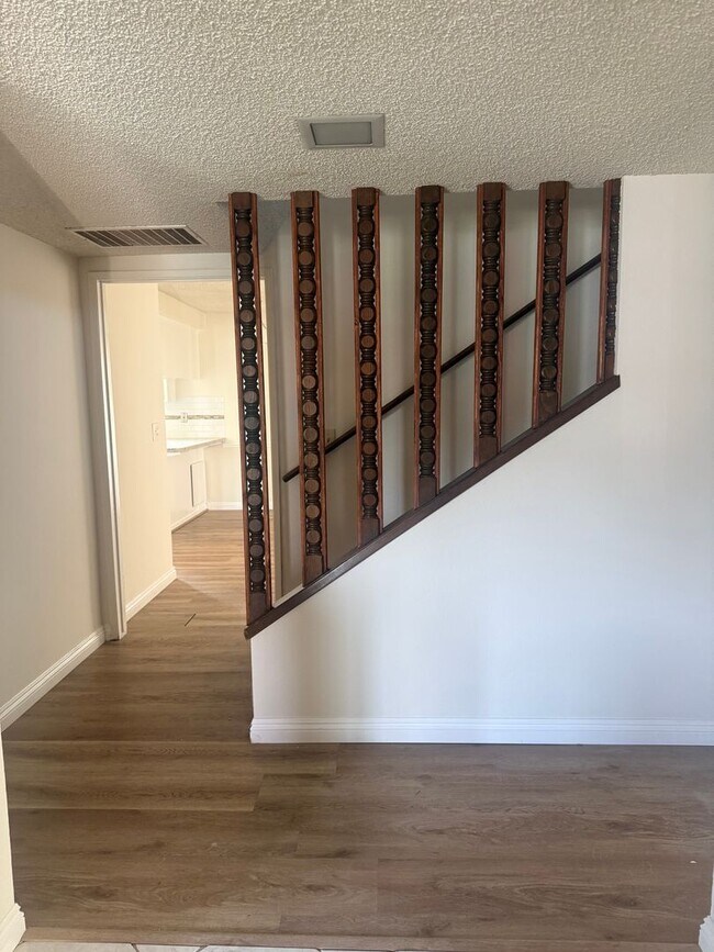 Building Photo - SPACIOUS 4 BEDROOM 3 BATH HOME