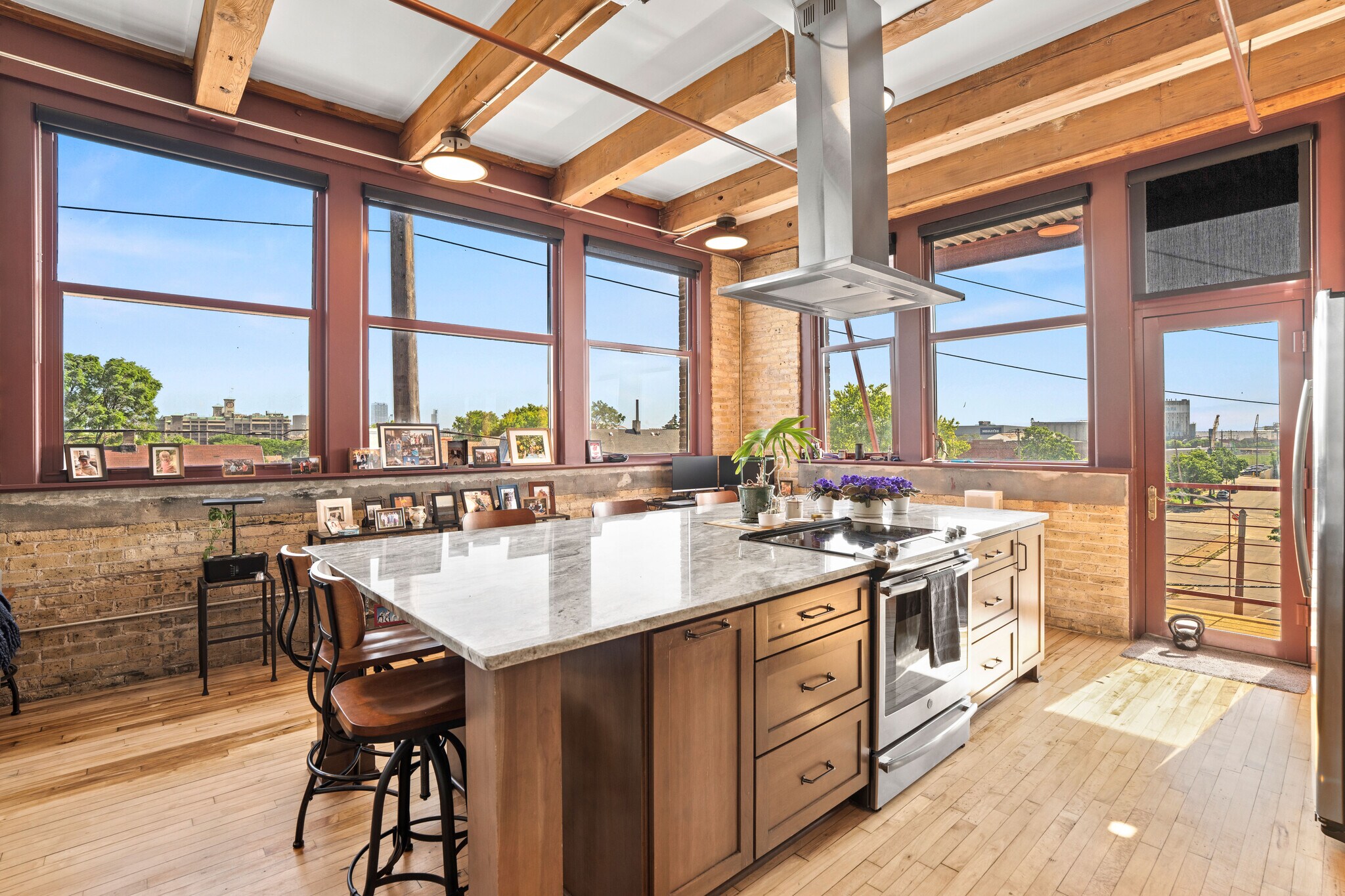 Building Photo - 215 W Maple St