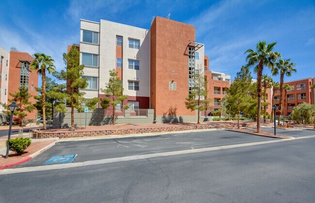 Building Photo - Park Avenue Mid Rise Condo. All HOA Amenities