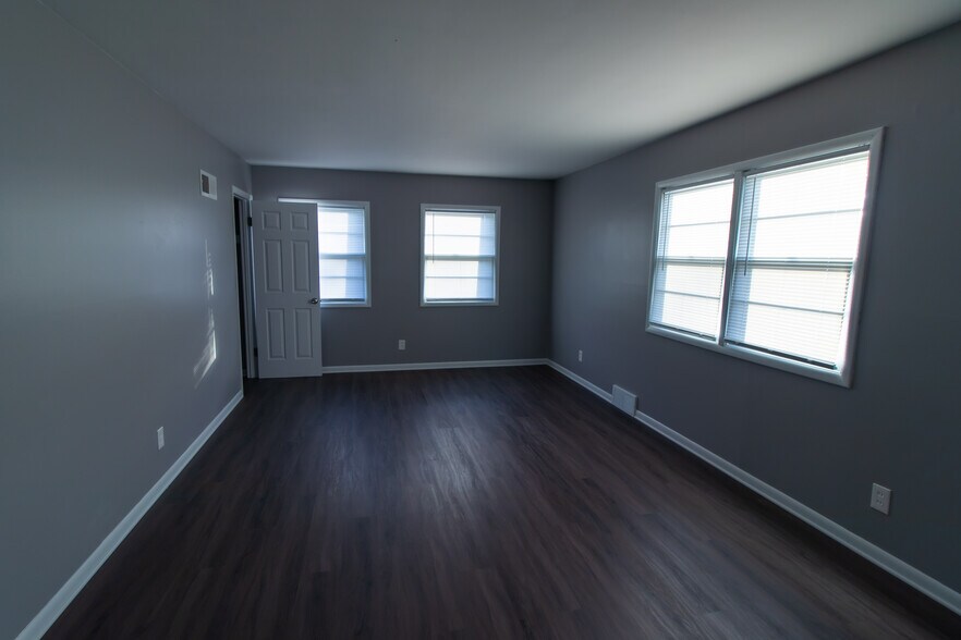 Living Room - 2813 E G Ave