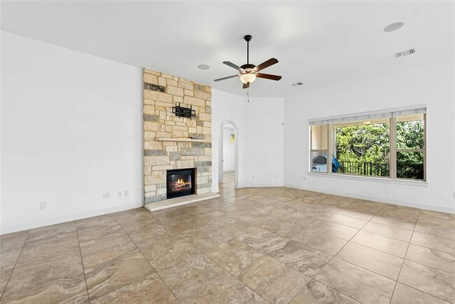 Building Photo - 404 Highland Village Dr