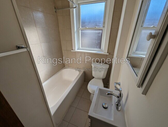 Building Photo - 4943 Lindenwood Ave