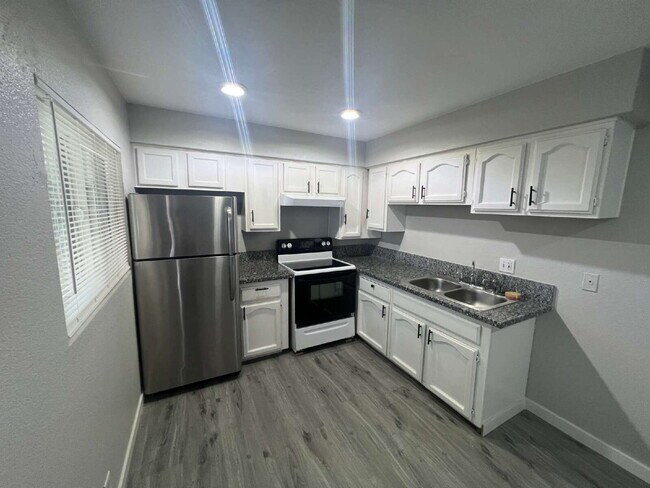 Building Photo - ½ OFF First Month's Rent! Updated Apartment in a Prime Central Las Vegas Location