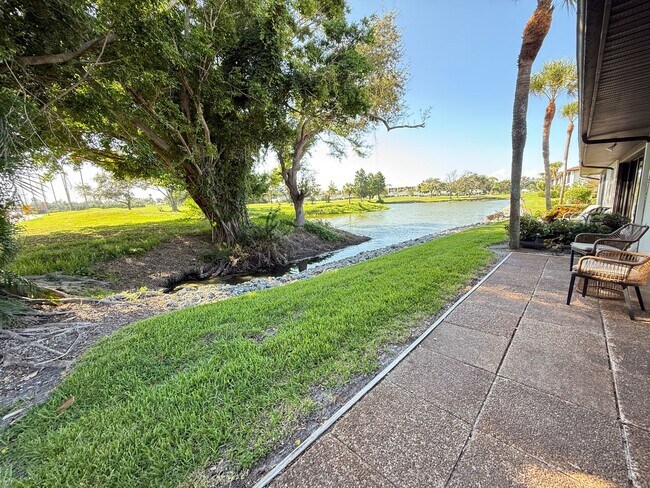 Building Photo - IMG Golf Course 2/2 Condo at Valencia Gard...