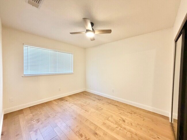 Building Photo - Beautifully updated 3 bedroom 2 bathroom duplex in Carmichael!