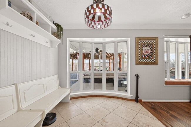 Building Photo - 805 Camelot Ln