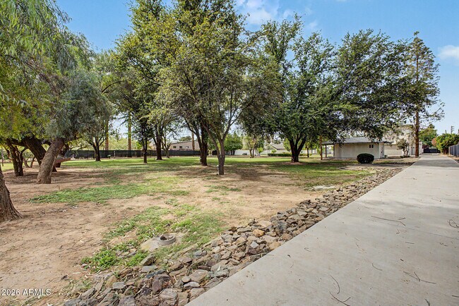 Building Photo - 2311 E Colter St