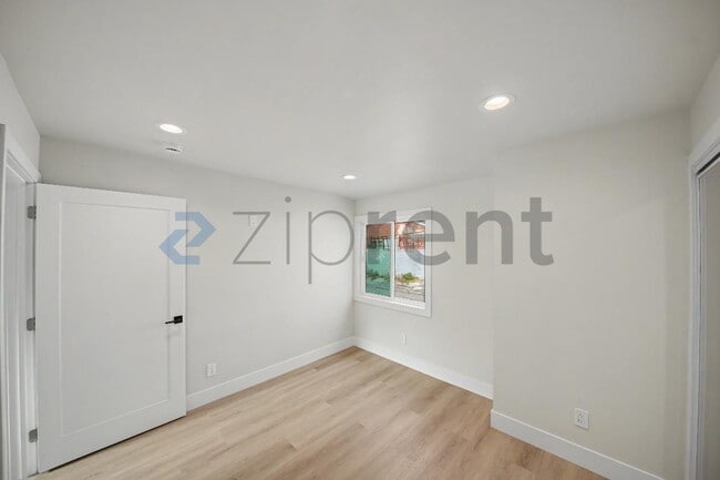 Building Photo - Unit B