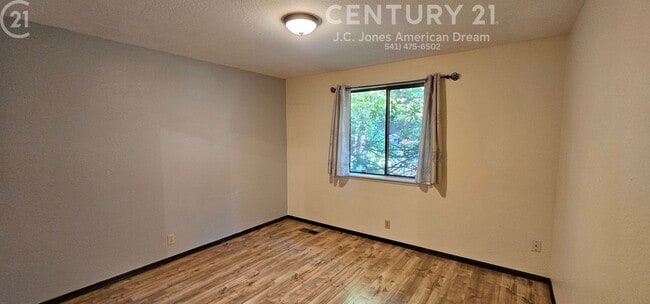 Building Photo - Single Family Home in NE Grants Pass with RV Parking