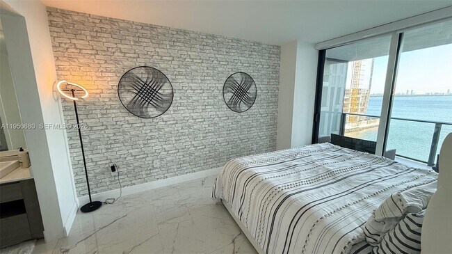 Building Photo - 460 NE 28th St