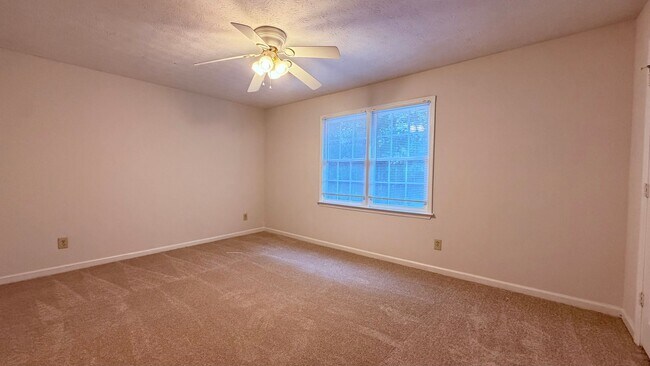 Building Photo - 708 Burnt Creek Dr NW