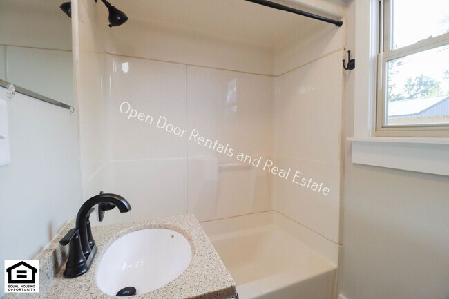 Building Photo - 428 Lincoln Hwy E