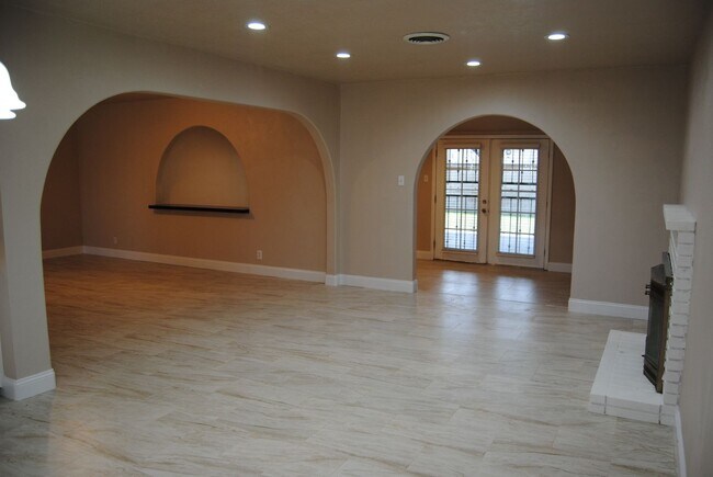 Building Photo - 8817 Butternut Ave