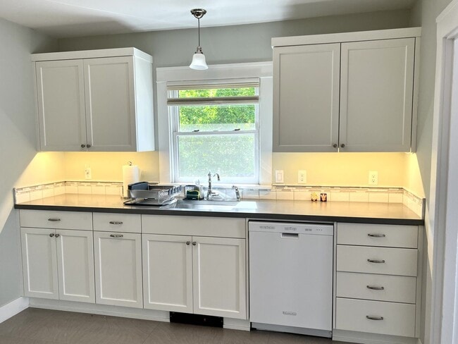 Building Photo - Charming Historical Home, Desirable Downtown Location. Flexible Lease Terms, 30-day Min. All Util...