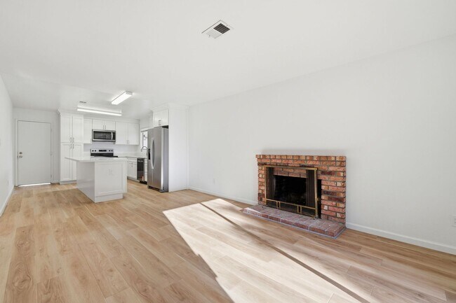 Building Photo - Spacious 4-bedroom 2-Bath in Desirable Area in Walnut Creek!