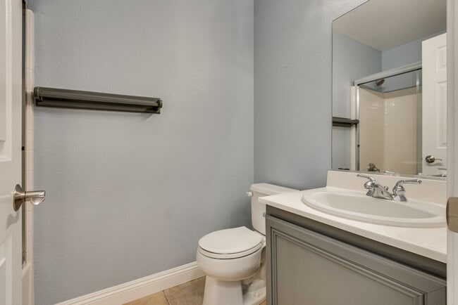 Building Photo - Single story 4 bed, 2 Bath with open floorplan