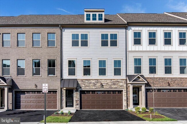 Building Photo - 1043 Venifena Terrace SE