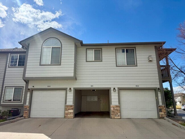 Building Photo - Spacious, Updated 2BR / 2 BA Condo in Gated Community!