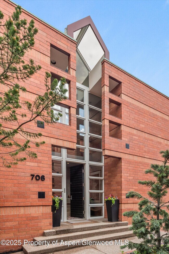 Building Photo - 706 E Hyman Ave