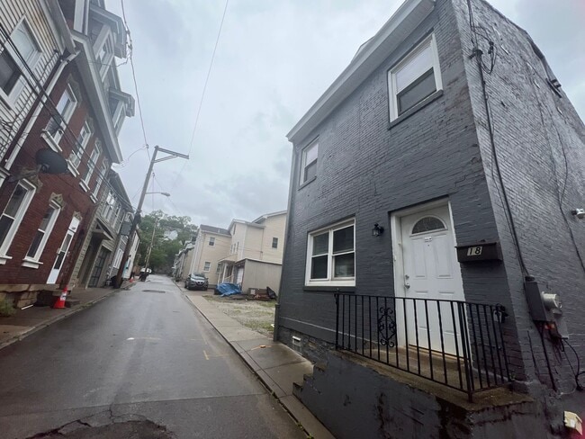 Primary Photo - Beautiful 4 Bedroom/ 2 Bath with private c...