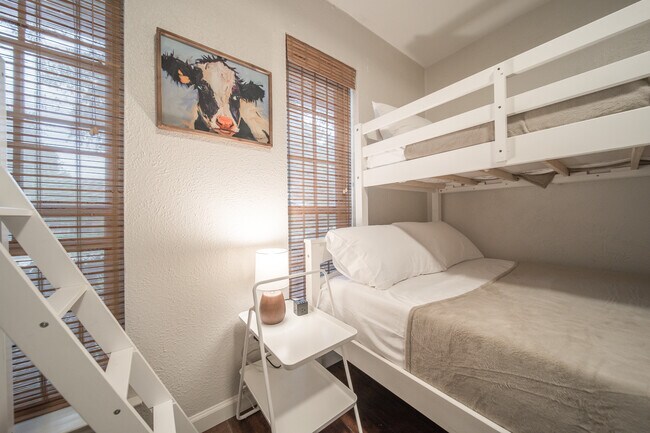 Building Photo - 1021 Mellville Dr