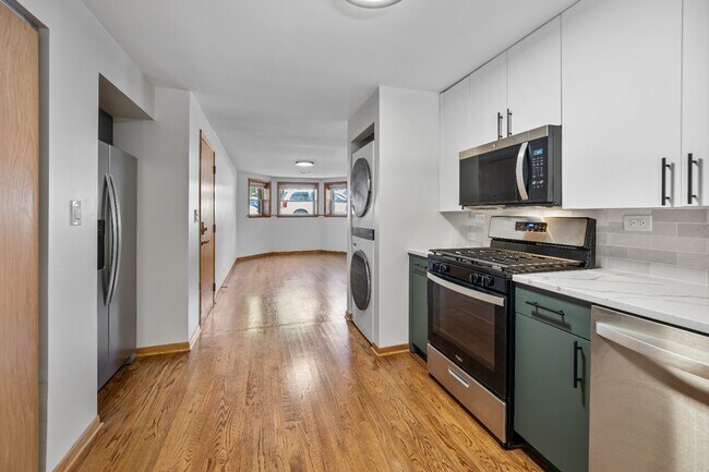 Building Photo - Garden unit: Renovated 1 bed in Logan Square - Now Leasing!
