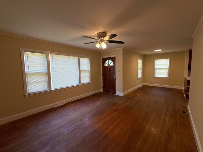 Building Photo - 3-bedroom, 1-bath Brick Home