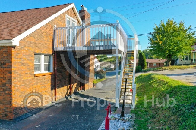Building Photo - 305 E 3rd St