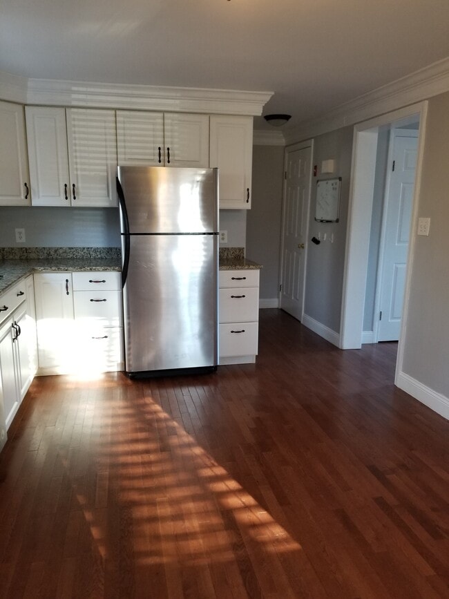 Building Photo - 370 High St