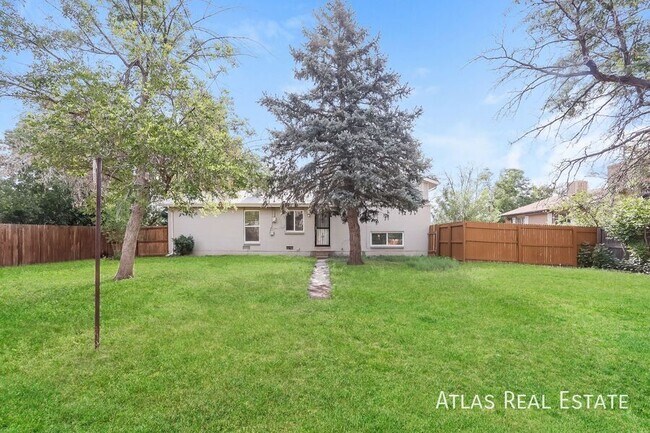 Building Photo - 649 Evanston St