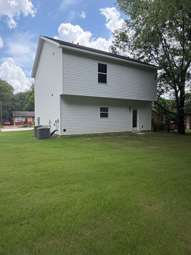 Building Photo - 1711 Golf Club Ln NW