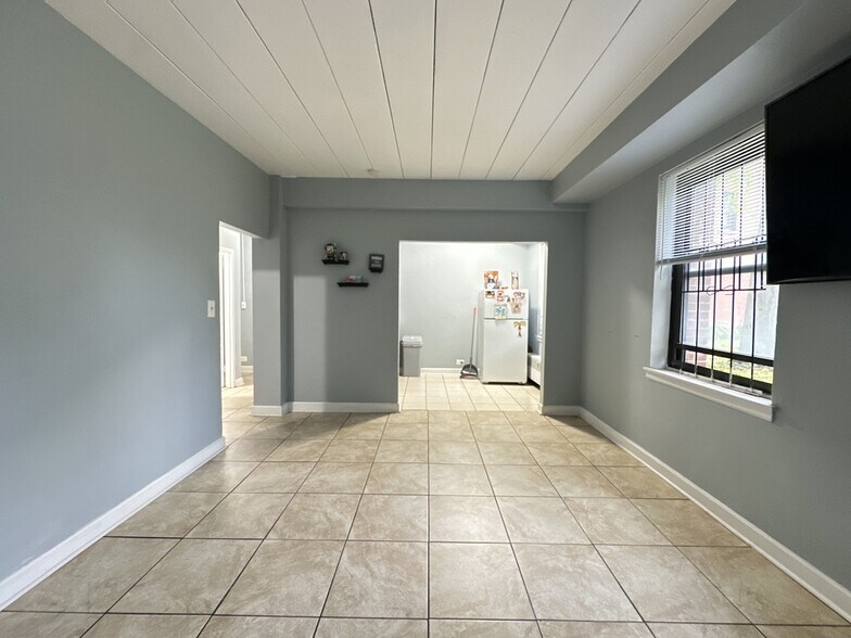 Building Photo - 1360 W Touhy Ave