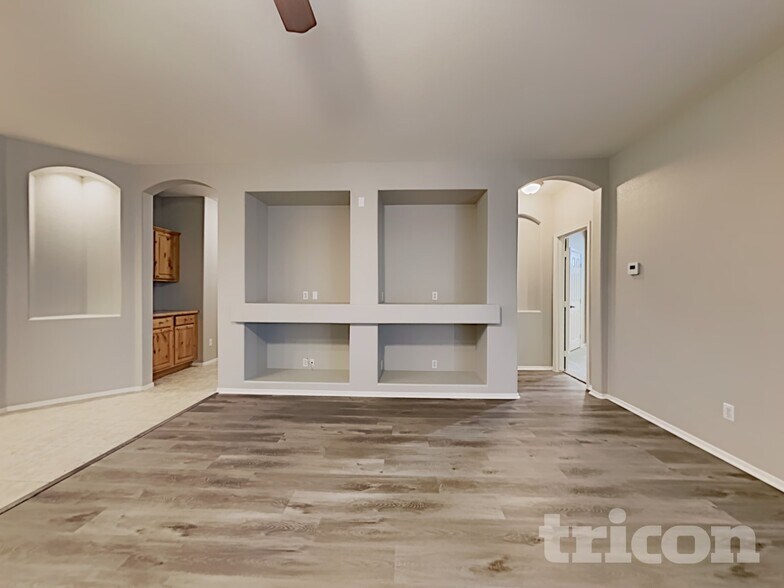 Building Photo - 117 S 125th Ave