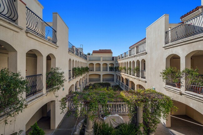 Building Photo - Stunning Remodeled Condo with Views in Banker's Hill