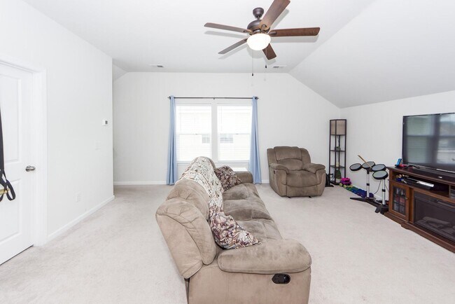Building Photo - 4 Bedroom, 3 Bathroom home in Liberty Village - Goose Creek