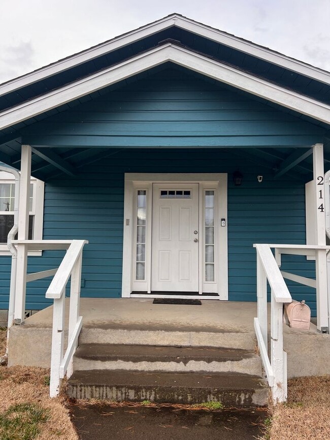 Building Photo - Single Family 2 Bedroom 1 Bath Home on Large Fenced Lot