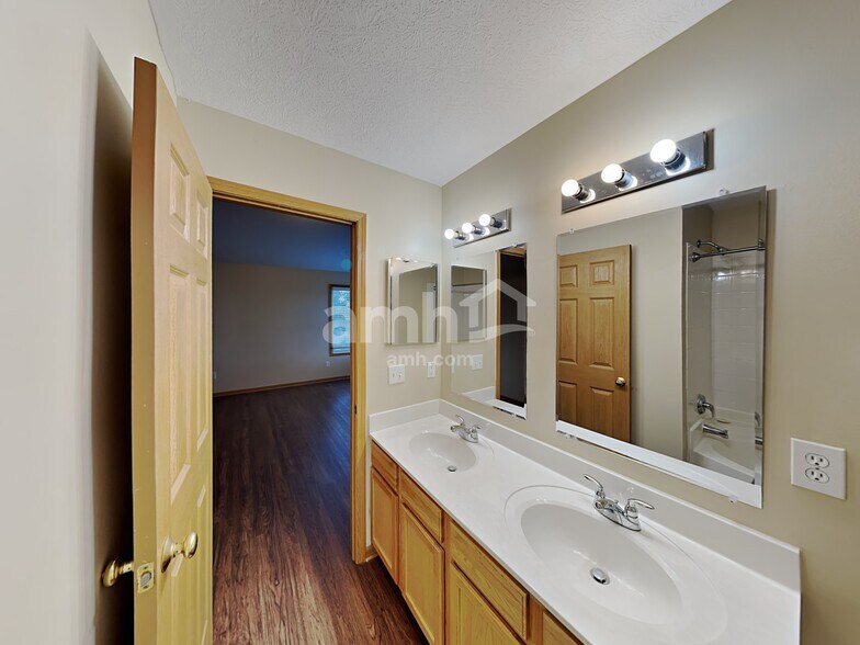 Building Photo - 69 Hutchison St