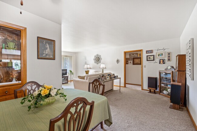 Living & Dining Room - 1505 S 124th St