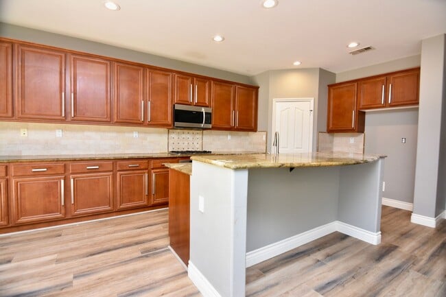 Building Photo - AVAILABLE NOW: 4 Bd/3Ba in Great Oak Schoo...