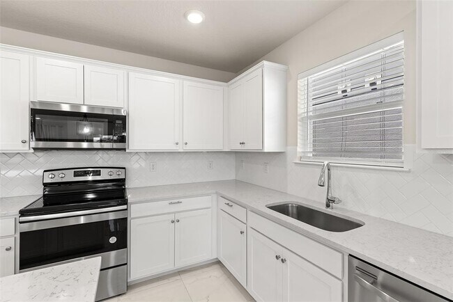 Building Photo - 9256 Royal River Cir