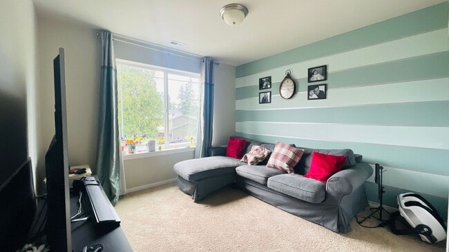 Building Photo - Spacious Corner 5 bed Single Family Home i...