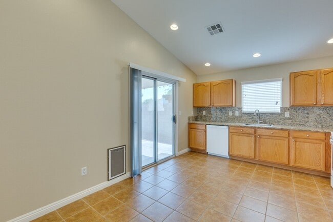 Building Photo - Single story 3 bedroom home in a lovely NW community