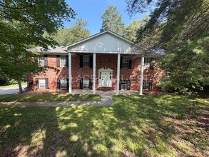 Building Photo - NEW RENTAL RATE...FARRAGUT LIVING OFFERING 4 BEDROOMS AND 3.5 BATHS WITH NICE SUN PORCH